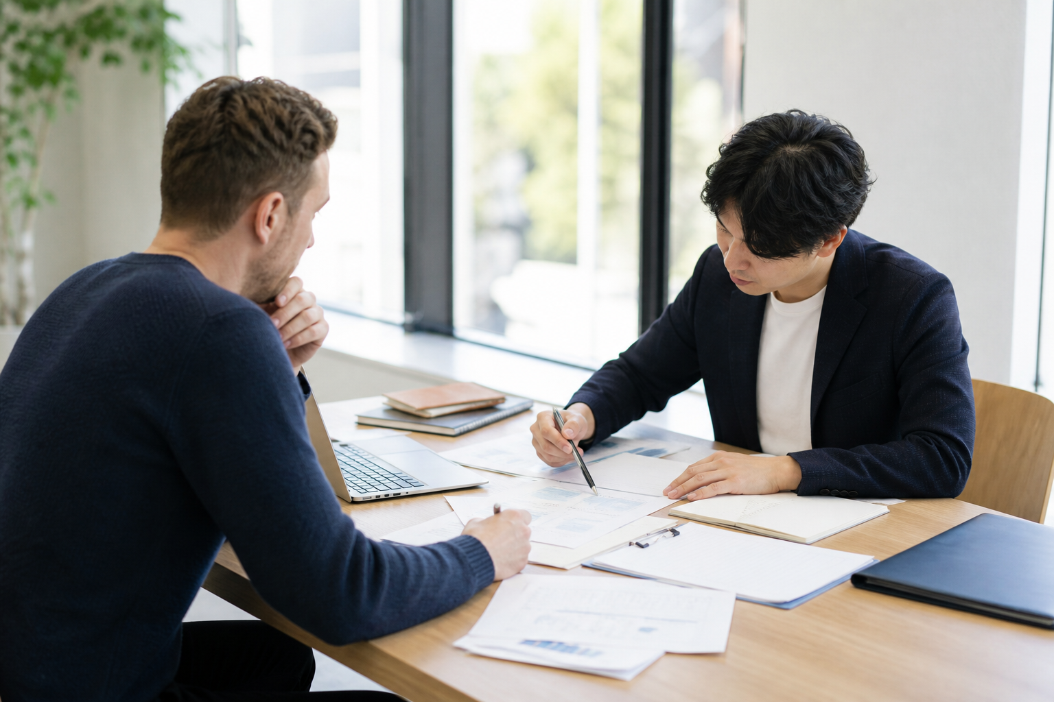 経営・管理ビザの事業計画を専門家と確認する外国人経営者