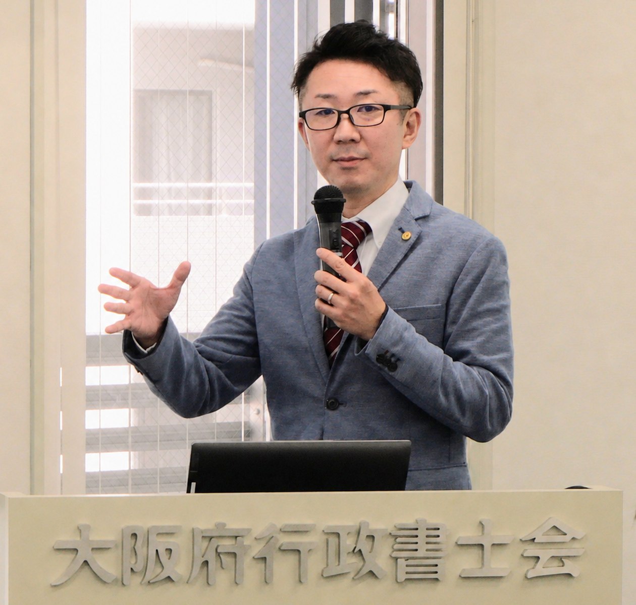 大阪府行政書士会で講演する代表 行政書士 髙山義三